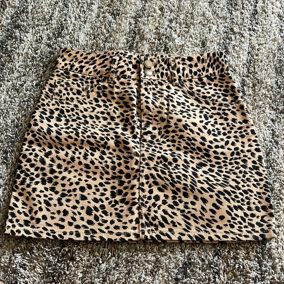 This is a black and brown billabong skirt with pockets in the back - Picture 1 of 2